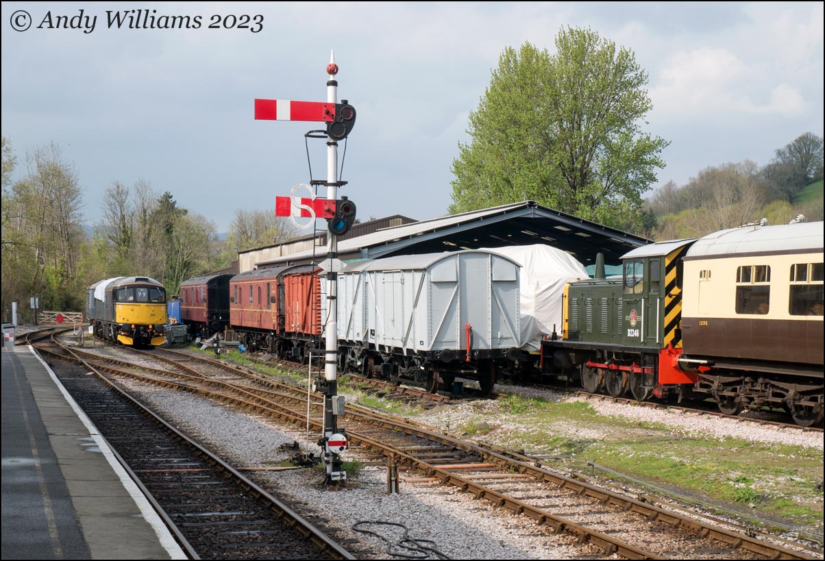 33002 and D2246 at Buckfastleigh