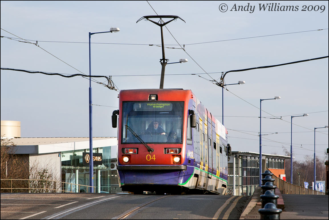 Tram 04 goes over the canal at Monmore Green