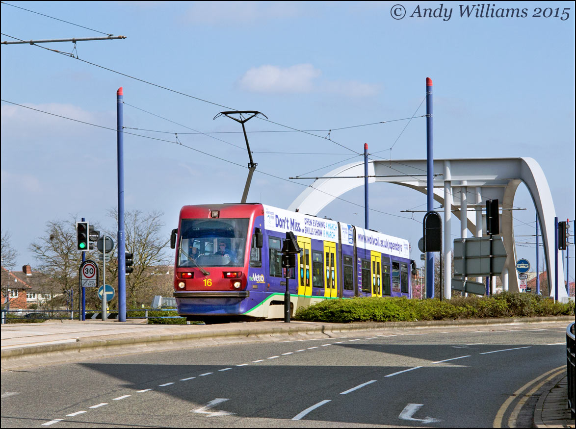 Tram 16 crosses the Wolverhampton ring road